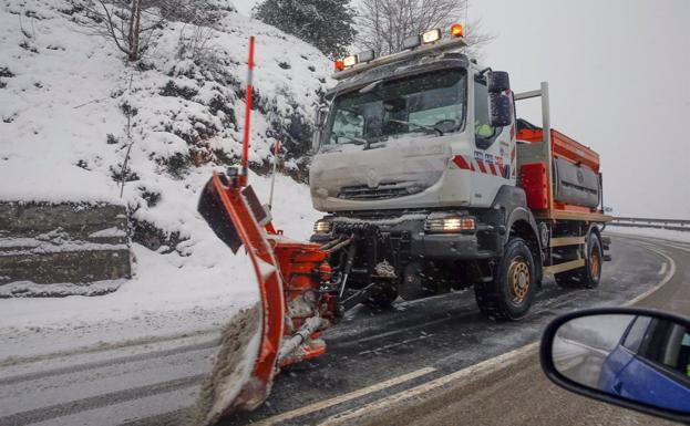 La nieve caída en las últimas horas obliga a circular con precaución en Pajares