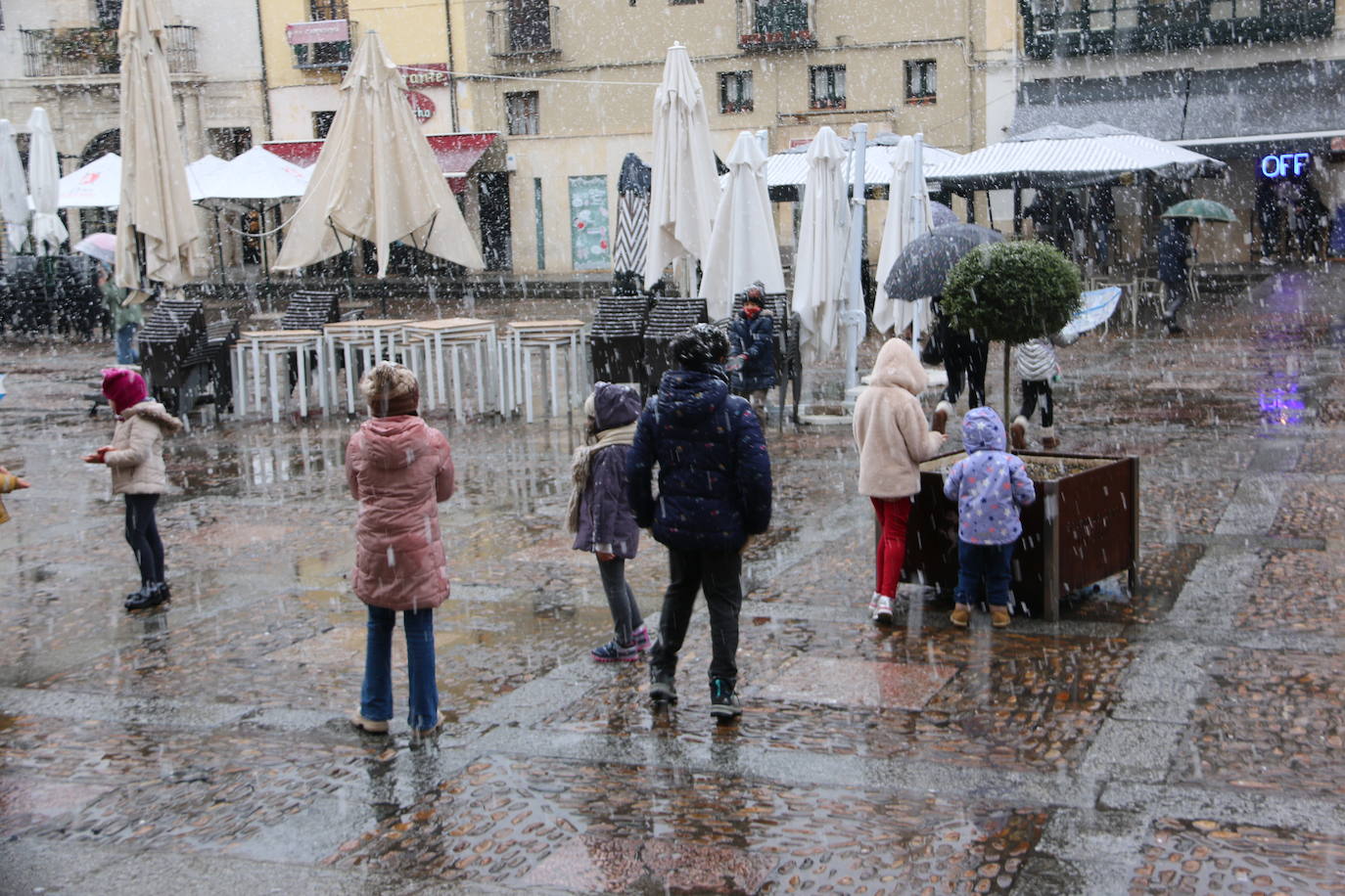 El fenómeno meteorológico, que ha caído con enorme intensidad, era previsible tras las últimas advertencias de la Aemet, que estimaba previsiones de nieve en cotas superiores a los mil metros y puntualmente por debajo hasta los 800. 