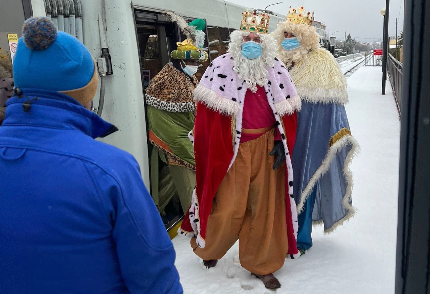 Los magos han llegado en una máquina de Feve y lo han hecho superando la nevada matinal. 