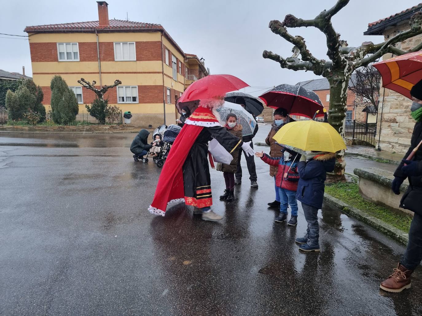 Sus Majestades de Oriente recorren a pie el municipio para llevar caramelos e ilusión a los más pequeños