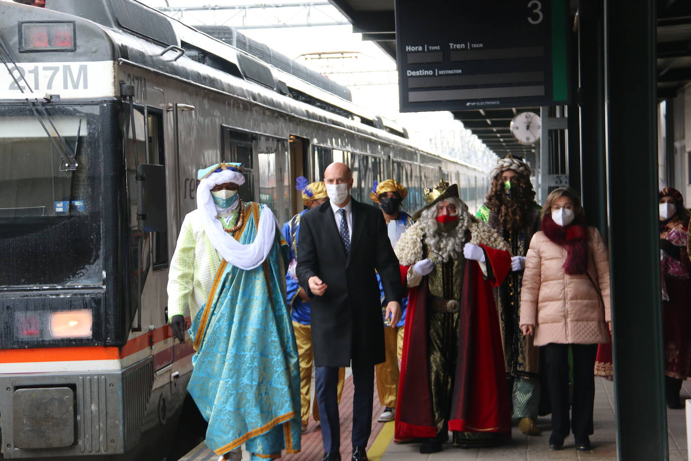 Los niños leoneses reciben a los Reyes Magos en la Estación de Renfe