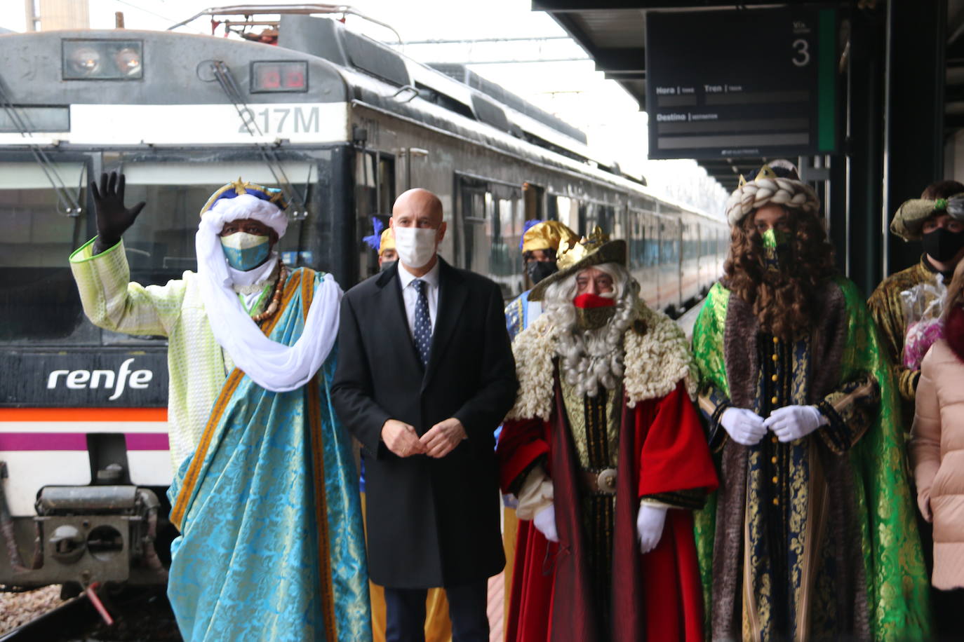 Los niños leoneses reciben a los Reyes Magos en la Estación de Renfe