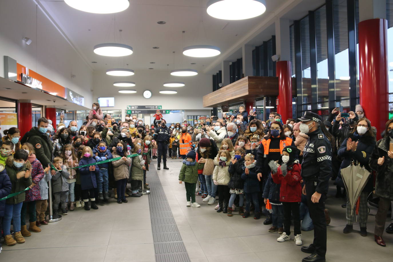 Los niños leoneses reciben a los Reyes Magos en la Estación de Renfe