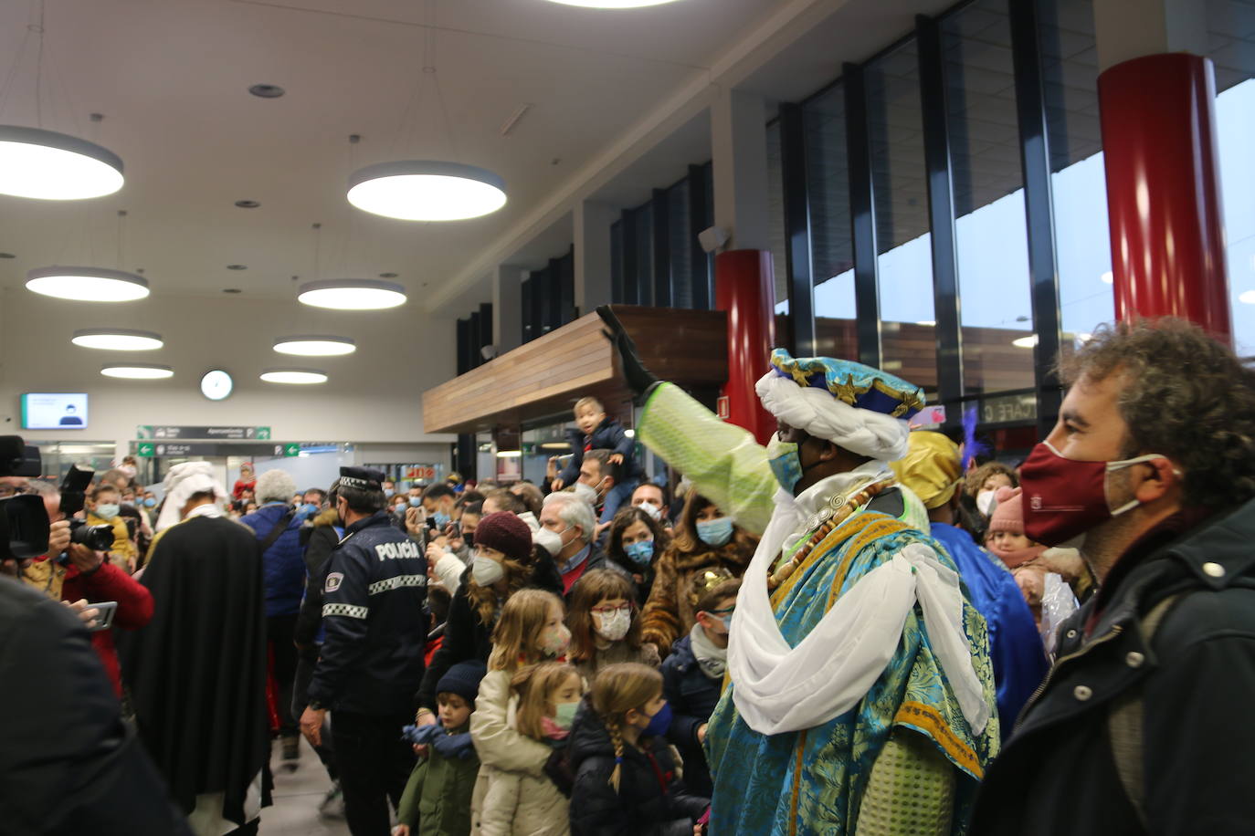 Los niños leoneses reciben a los Reyes Magos en la Estación de Renfe