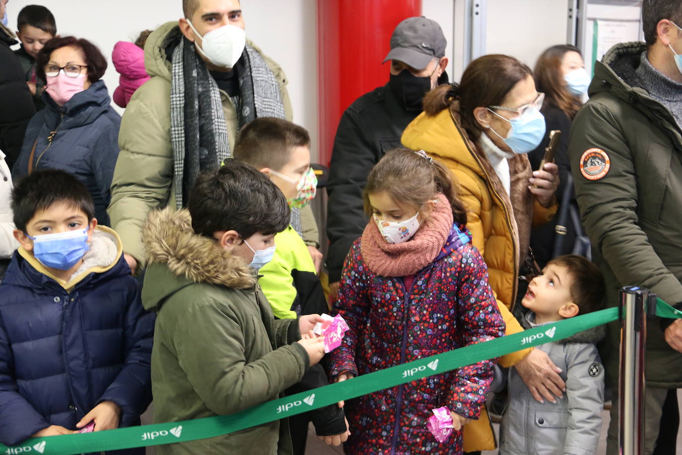 Los niños leoneses reciben a los Reyes Magos en la Estación de Renfe