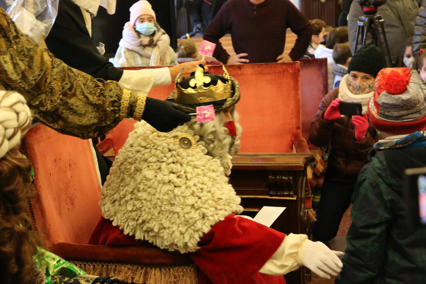 Los niños leoneses reciben a los Reyes Magos en la Estación de Renfe