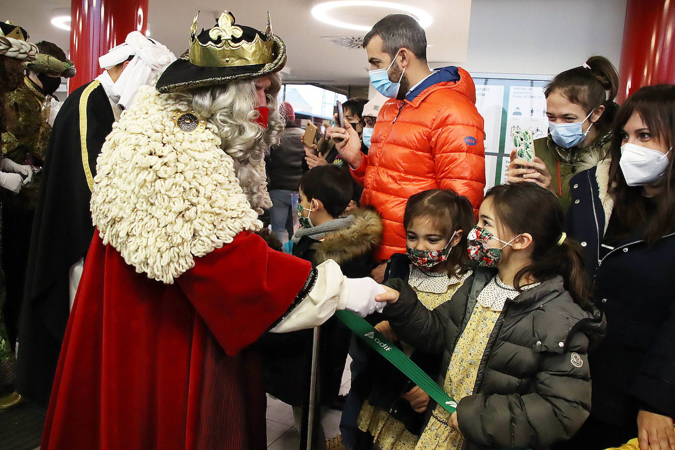 Los niños leoneses reciben a los Reyes Magos en la Estación de Renfe