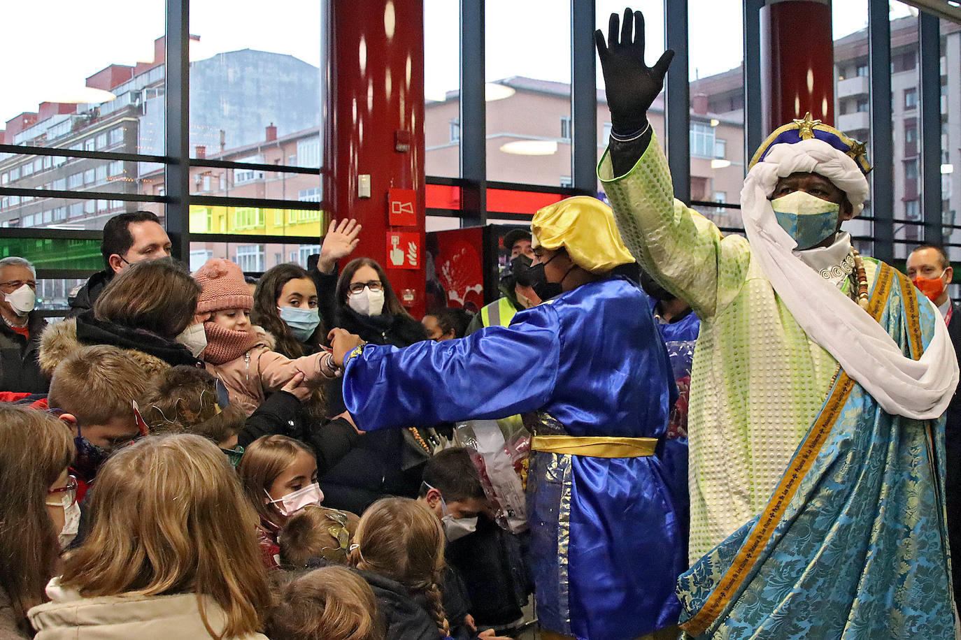 Los niños leoneses reciben a los Reyes Magos en la Estación de Renfe