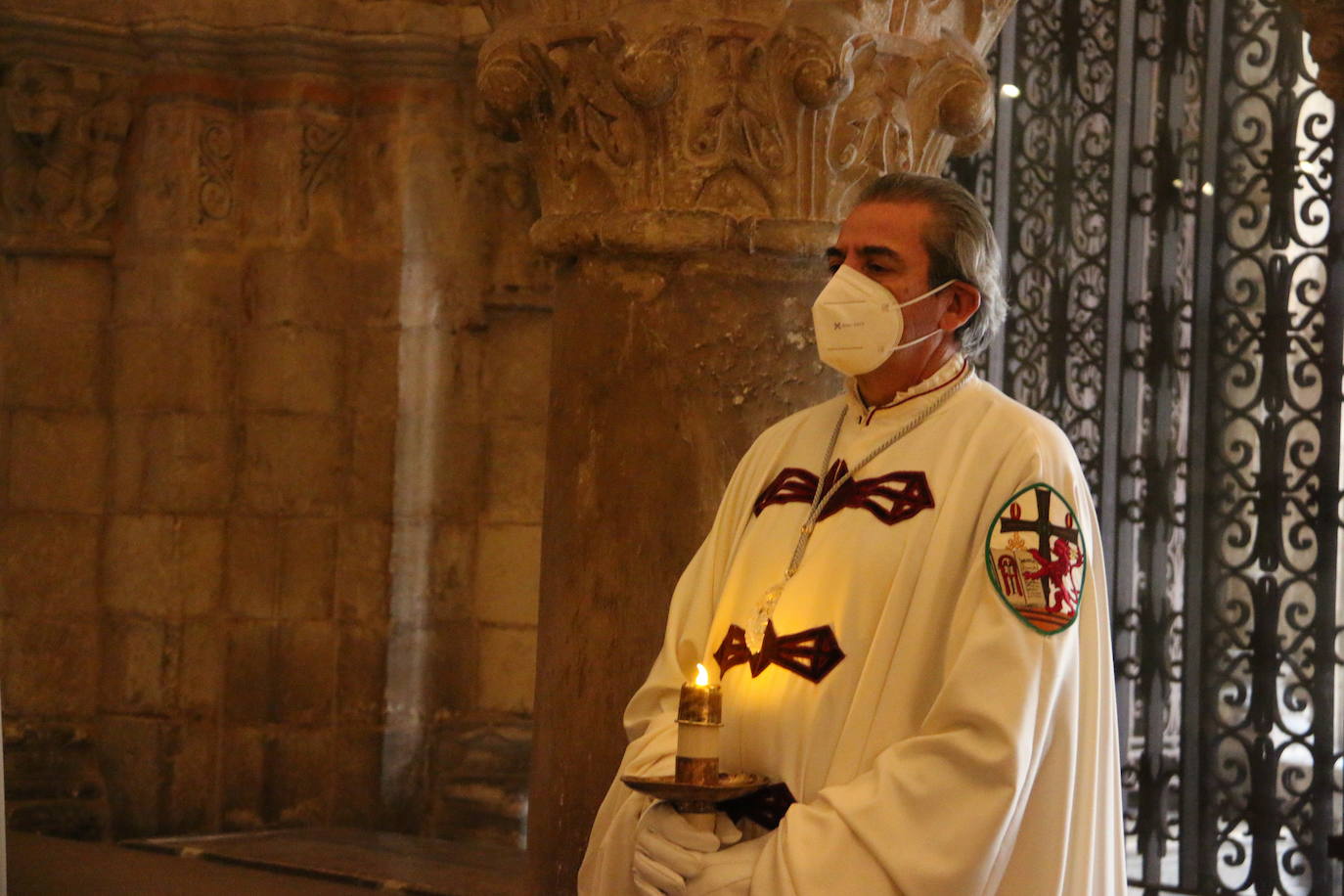 El Panteón de la Real Colegiata de San Isidoro acoge el íntimo y solemne Cuarto Turno de Vela, un acto en homenaje a los monarcas del viejo reino que por segundo año consecutivo ha estado marcado por la pandemia.