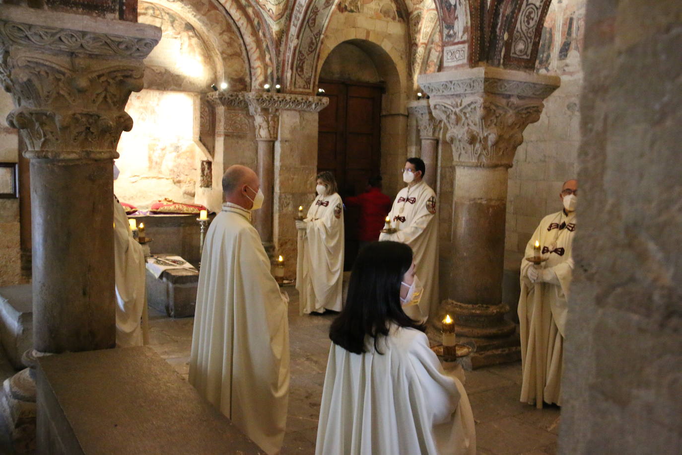 El Panteón de la Real Colegiata de San Isidoro acoge el íntimo y solemne Cuarto Turno de Vela, un acto en homenaje a los monarcas del viejo reino que por segundo año consecutivo ha estado marcado por la pandemia.