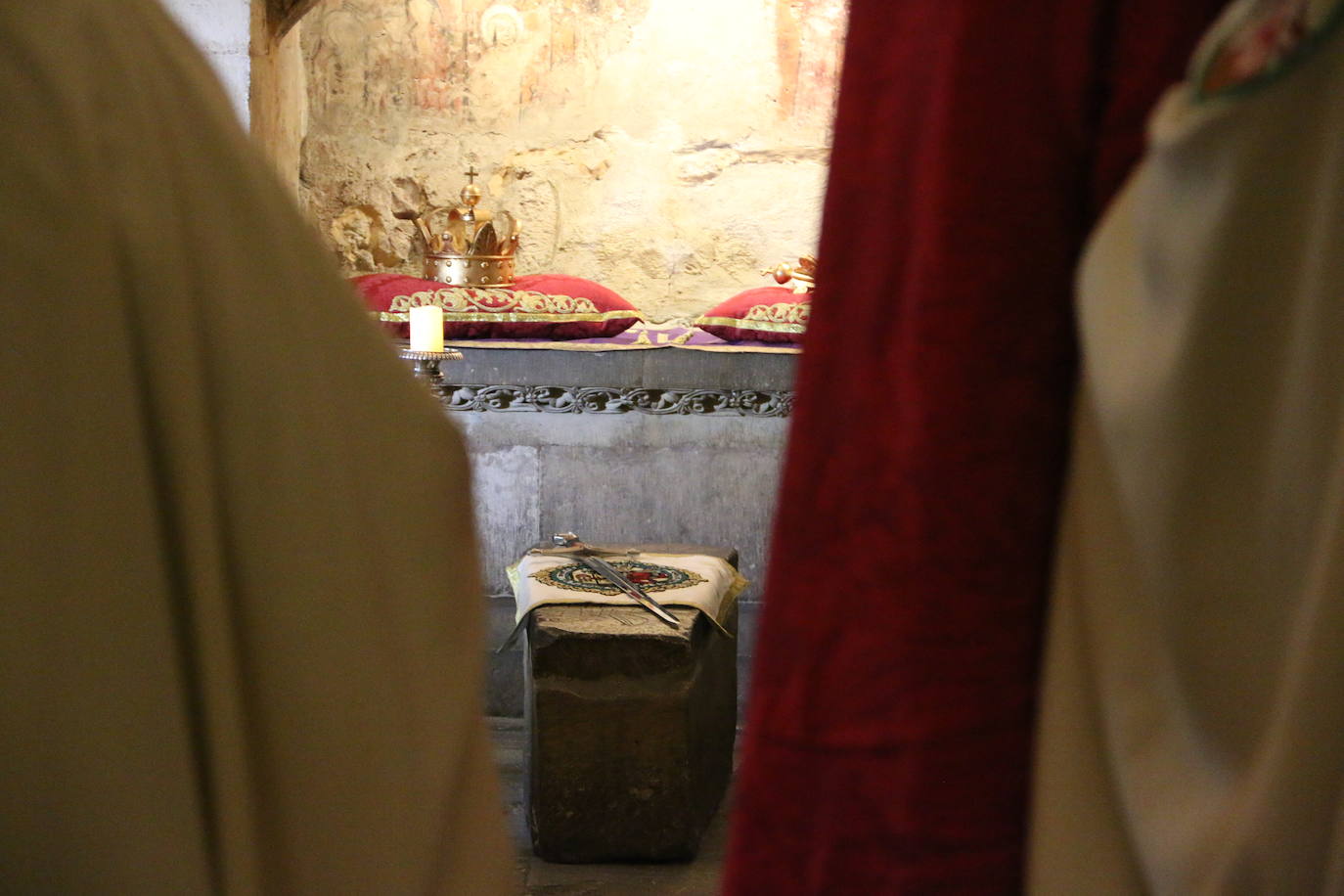 El Panteón de la Real Colegiata de San Isidoro acoge el íntimo y solemne Cuarto Turno de Vela, un acto en homenaje a los monarcas del viejo reino que por segundo año consecutivo ha estado marcado por la pandemia.