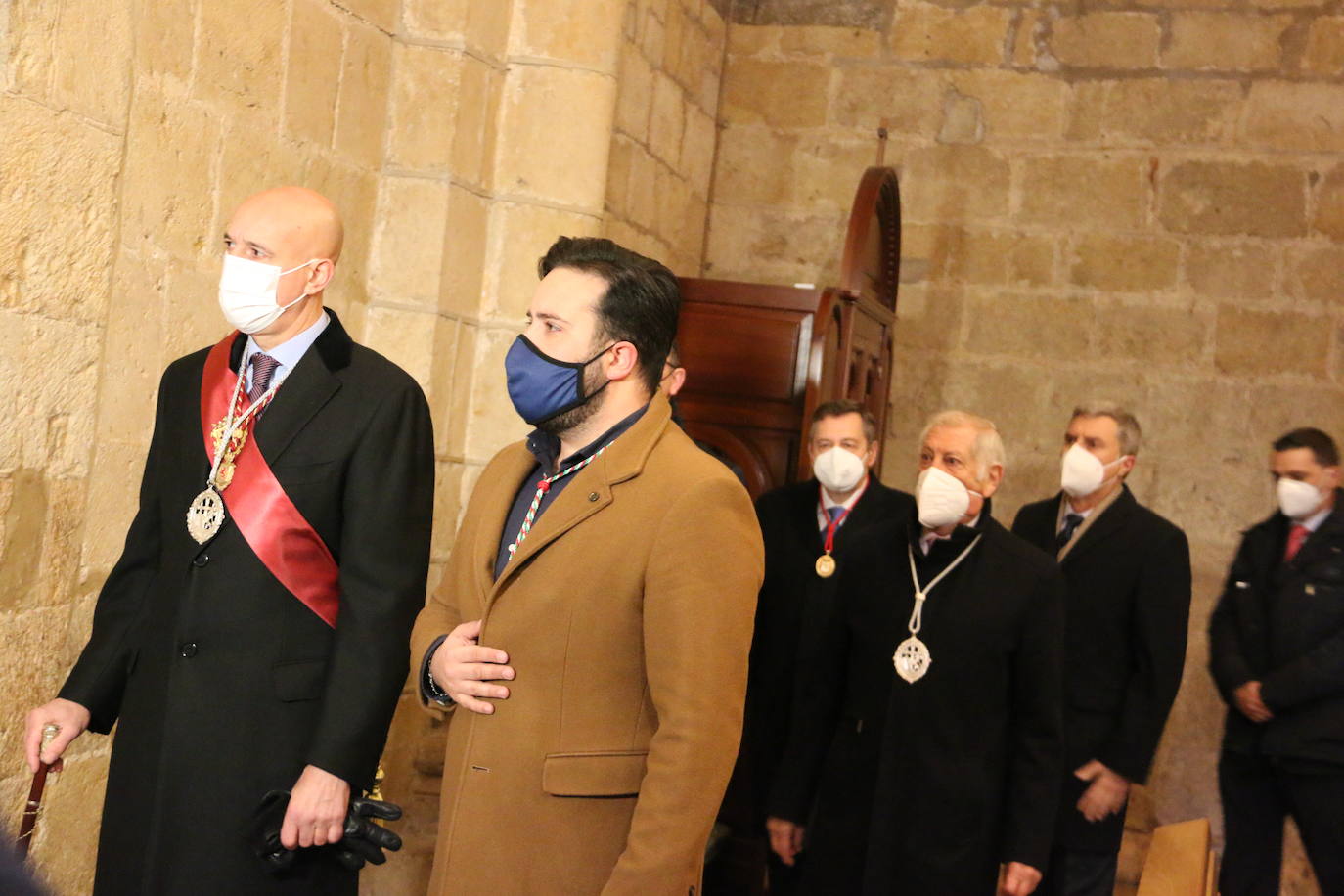 El Panteón de la Real Colegiata de San Isidoro acoge el íntimo y solemne Cuarto Turno de Vela, un acto en homenaje a los monarcas del viejo reino que por segundo año consecutivo ha estado marcado por la pandemia.