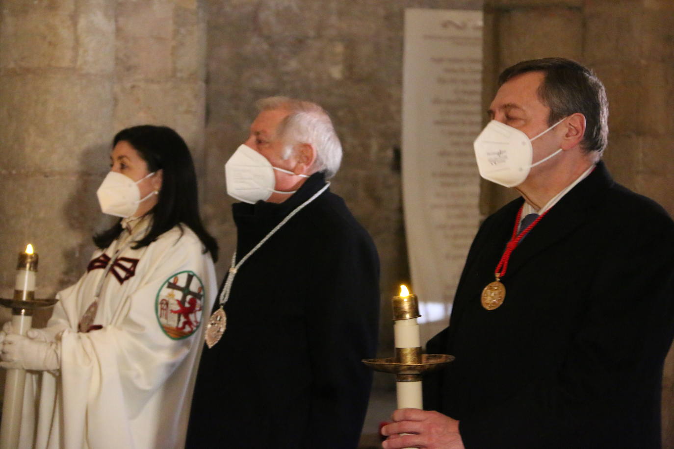 El Panteón de la Real Colegiata de San Isidoro acoge el íntimo y solemne Cuarto Turno de Vela, un acto en homenaje a los monarcas del viejo reino que por segundo año consecutivo ha estado marcado por la pandemia.