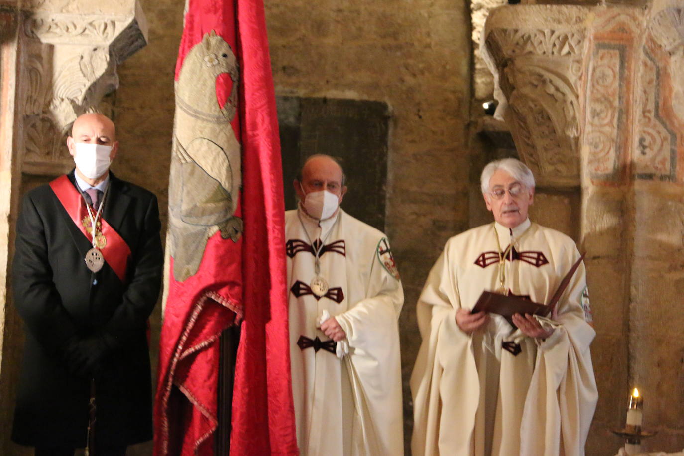 El Panteón de la Real Colegiata de San Isidoro acoge el íntimo y solemne Cuarto Turno de Vela, un acto en homenaje a los monarcas del viejo reino que por segundo año consecutivo ha estado marcado por la pandemia.