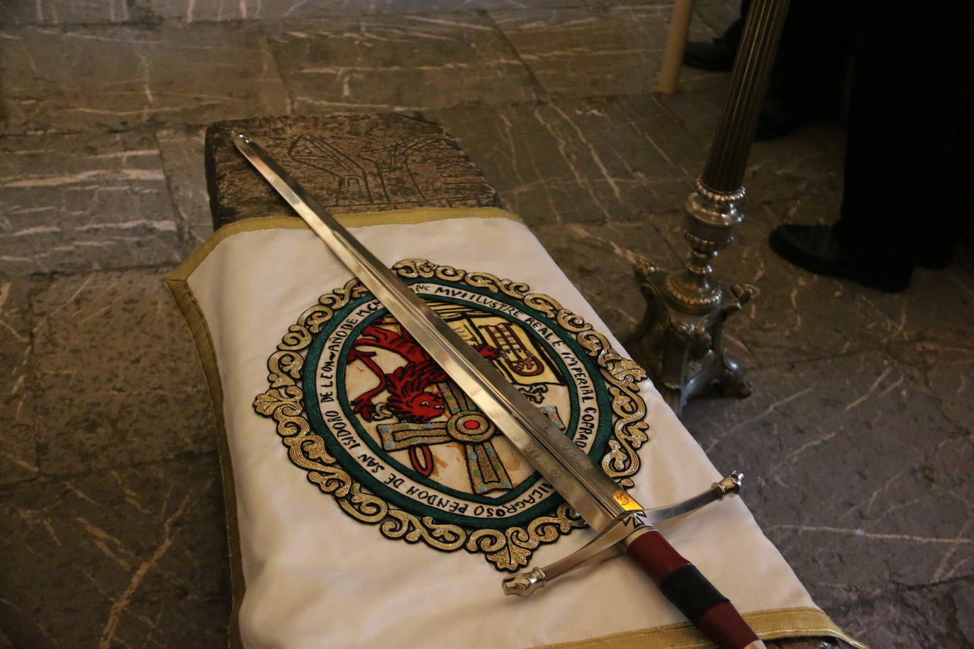 El Panteón de la Real Colegiata de San Isidoro acoge el íntimo y solemne Cuarto Turno de Vela, un acto en homenaje a los monarcas del viejo reino que por segundo año consecutivo ha estado marcado por la pandemia.