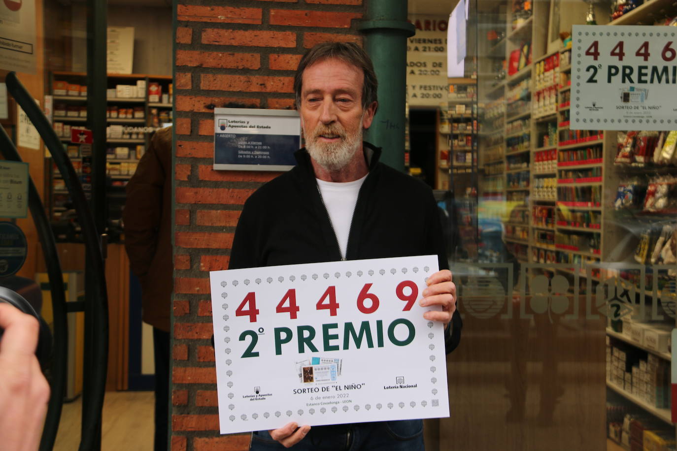 La administración de la Calle Covadonga vende en máquina un décimo del 44469, por valor de 75.000 euros.