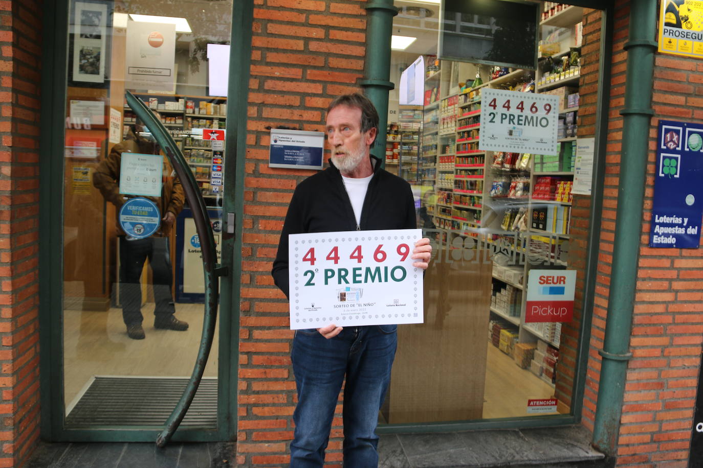 La administración de la Calle Covadonga vende en máquina un décimo del 44469, por valor de 75.000 euros.