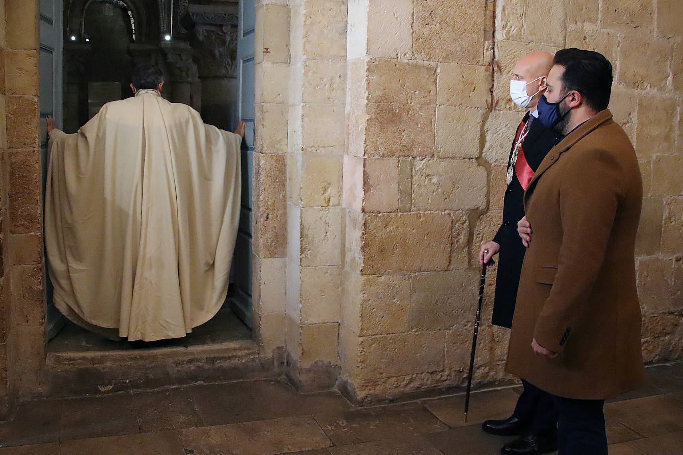 Tradicional responso oficiado por el obispo de León, Luis Ángel de las Heras, en memoria de los Reyes de León, organizado por la Imperial Orden del Milagroso e Invicto Pendón de San Isidoro, con turno de guardia y oración en el Panteón Real y presencia del alcalde