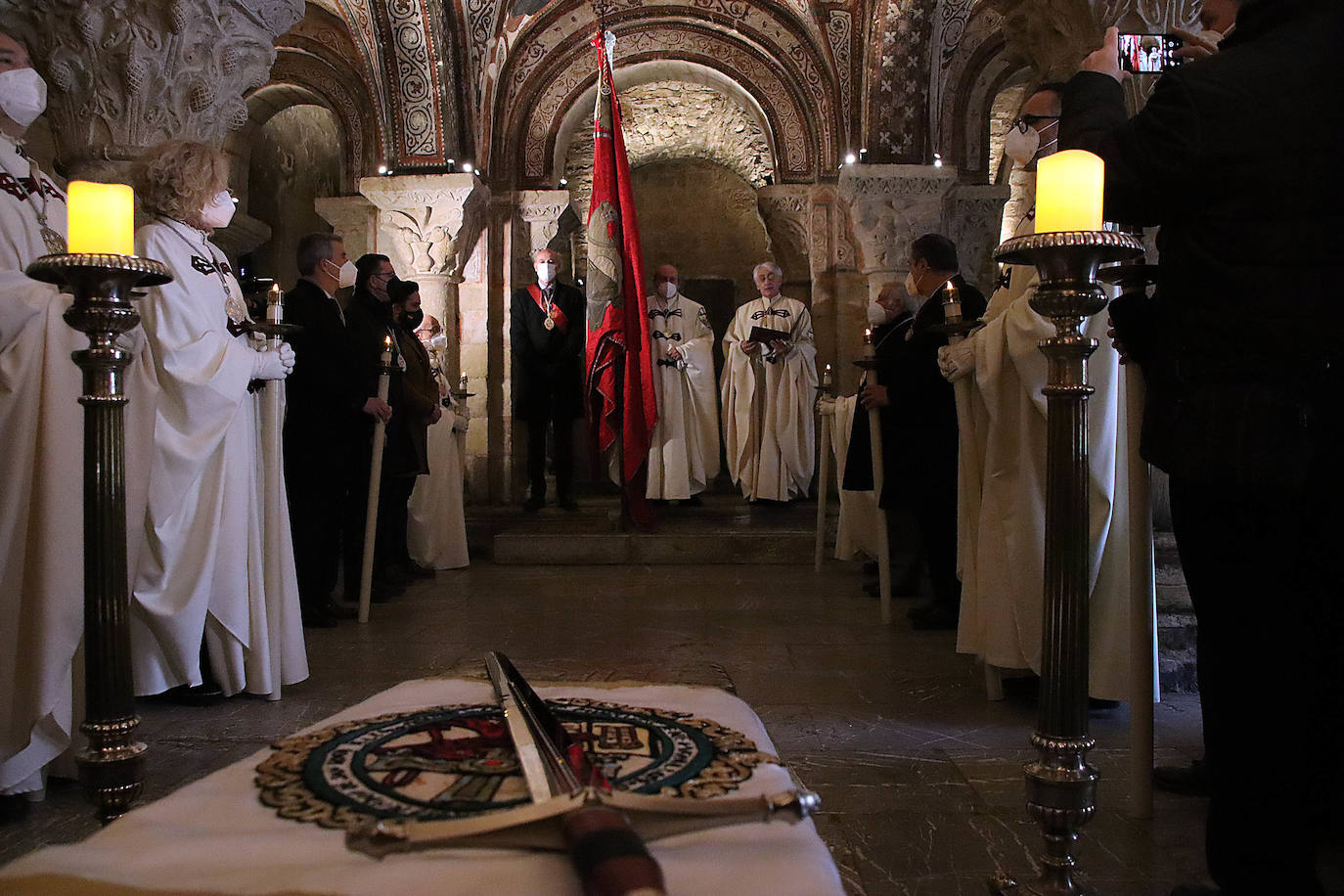 Tradicional responso oficiado por el obispo de León, Luis Ángel de las Heras, en memoria de los Reyes de León, organizado por la Imperial Orden del Milagroso e Invicto Pendón de San Isidoro, con turno de guardia y oración en el Panteón Real y presencia del alcalde