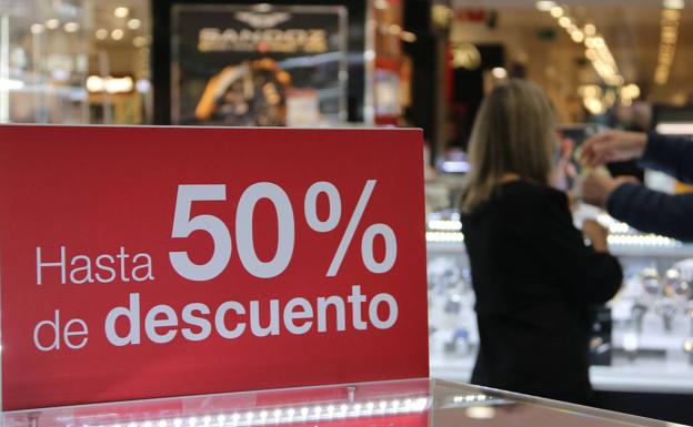 Arrancan las rebajas de invierno en León con grandes descuentos de hasta el 50% en calzado, ropa y tecnología.