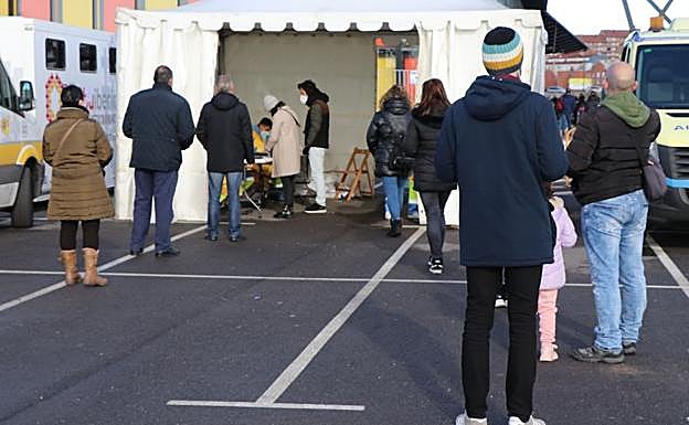 Galería. Cientos de leoneses se han sometido al cribado masivo junto al Palacio de Exposiciones.
