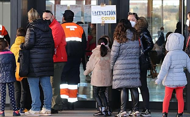 La campaña de vacunación de menores ha continuado este viernes a escasos tres días de que se produzca el regreso a las aulas tras la Navidad.
