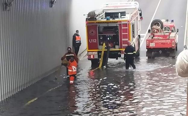 Bomberos y Protección Civil intentan eliminar la laguna creada en una de «las uves» de la calle El Príncipe