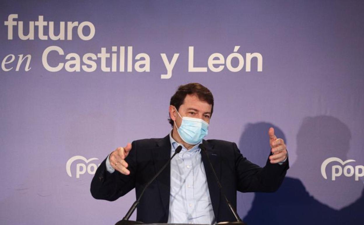 El líder del PP en Castilla y León y candidato a la reelección de la Presidencia autonómica, Alfonso Fernández Mañueco (c) da un discurso durante la Convención Intermunicipal