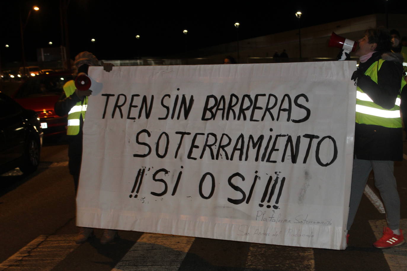 Fotos: Vecinos de Trobajo y San Andrés realizan marchas para exigir el soterramiento del tren