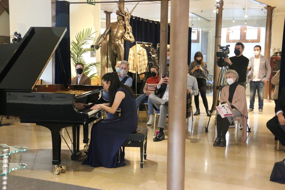El Museo Casa Botines Gaudí y la Fundación Eutherpe han organizado el concierto de Año Nuevo en el que han participado los pupilos del maestro italiano Vincenzo Balzani.