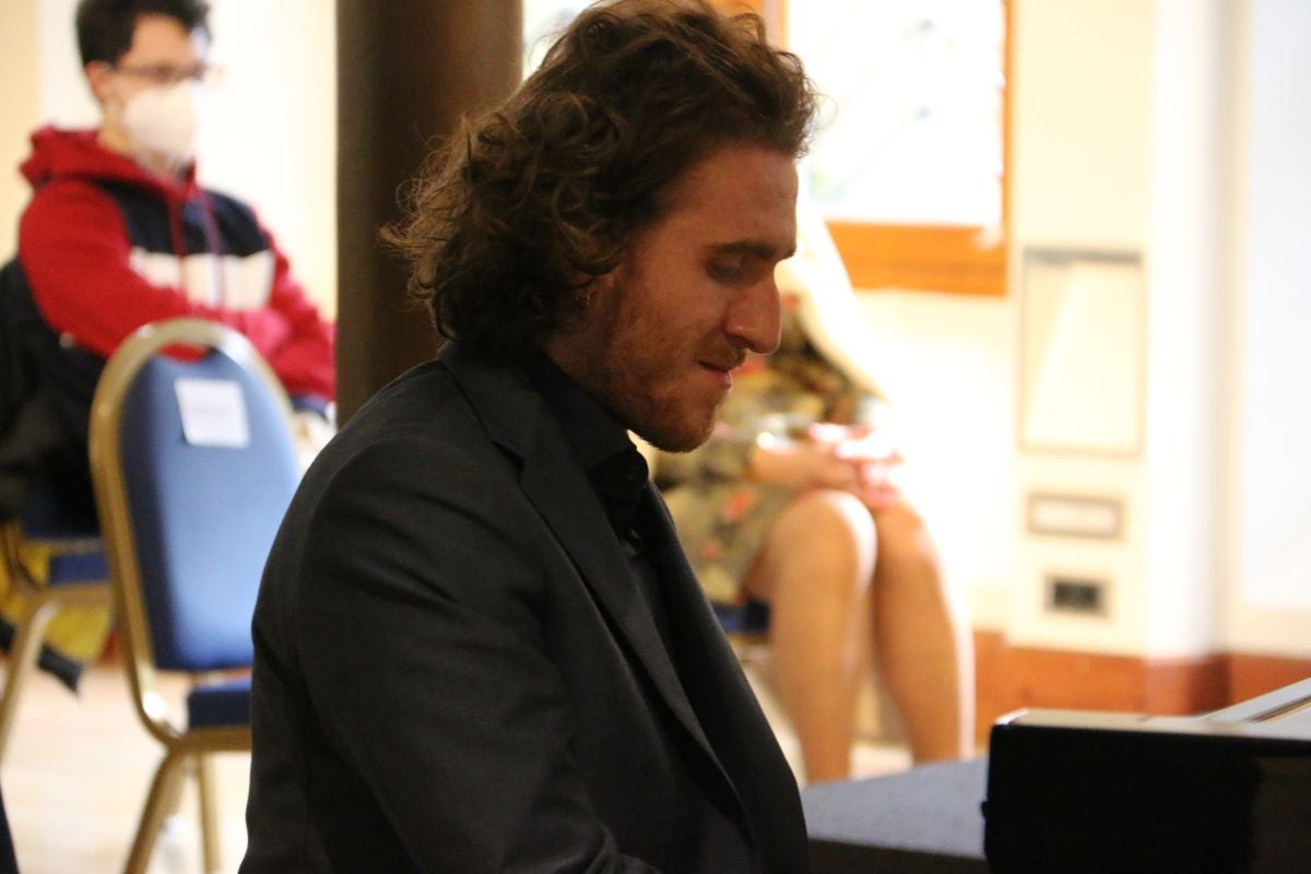 El Museo Casa Botines Gaudí y la Fundación Eutherpe han organizado el concierto de Año Nuevo en el que han participado los pupilos del maestro italiano Vincenzo Balzani.