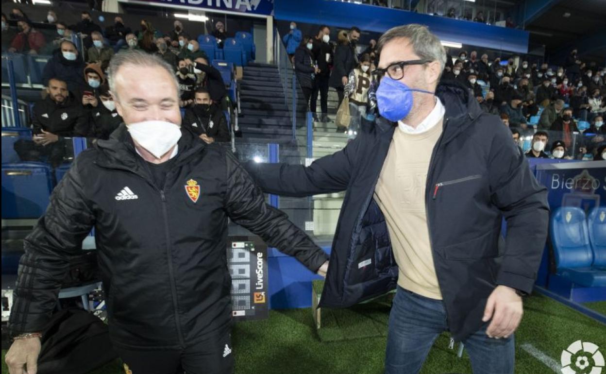 Jon Pérez Bolo, entrenador de la Deportiva, saluda a JIM, técnico del Real Zaragoza, antes del inicio del partido de este domingo.