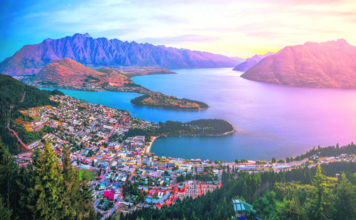 Un país de ensueño. Vista aérea del distrito de Queenstown Lakes, en la Isla del Sur, a la cálida luz del crepúsculo. 