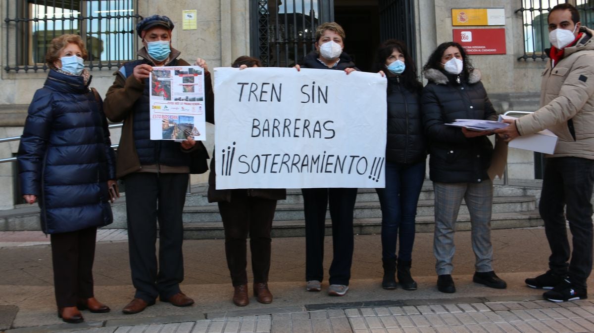 La Plataforma por el Soterramiento de San Andrés ha entregado 7.501 firmas en la subdelegación del Gobierno en León para reclamar que se retome este proyecto.