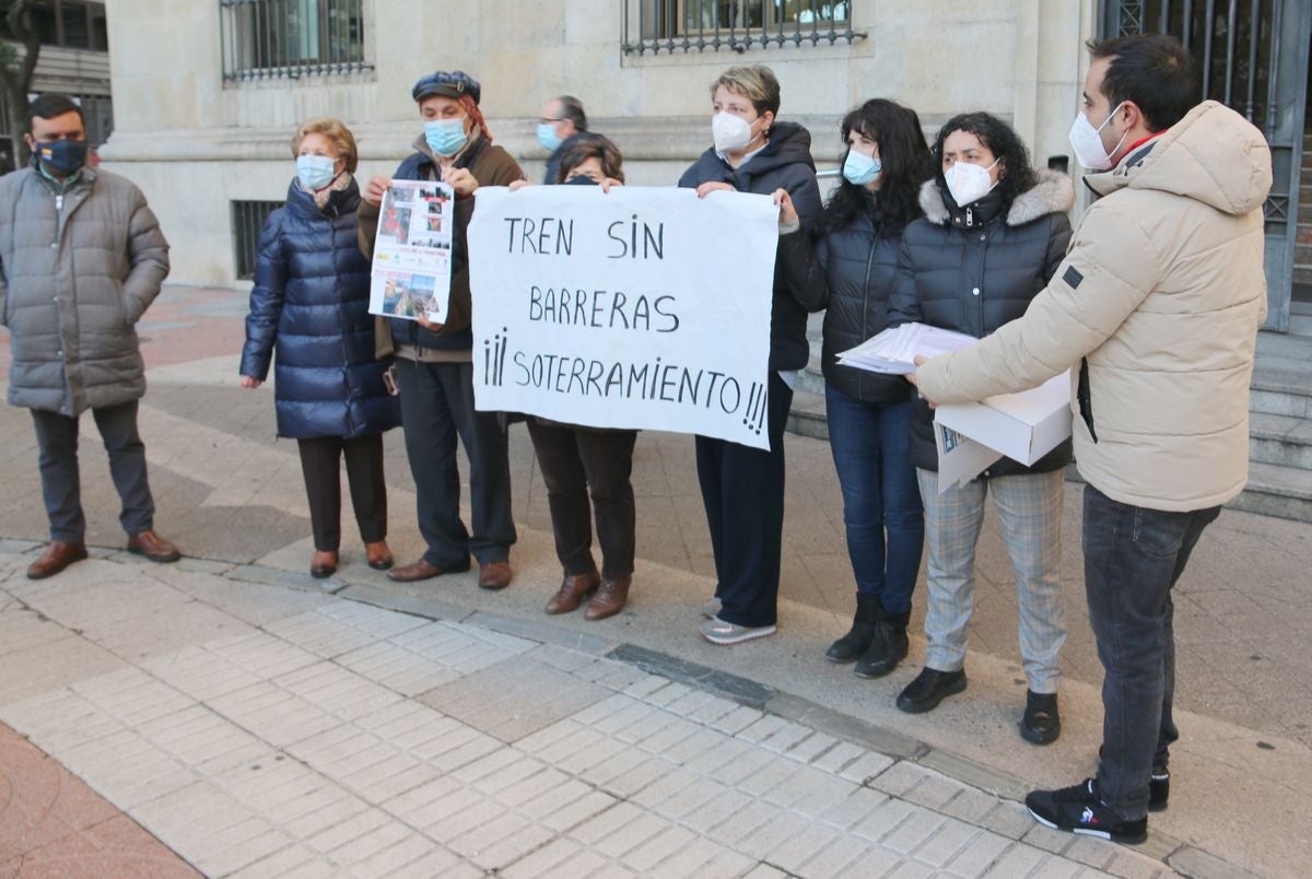 La Plataforma por el Soterramiento de San Andrés ha entregado 7.501 firmas en la subdelegación del Gobierno en León para reclamar que se retome este proyecto.