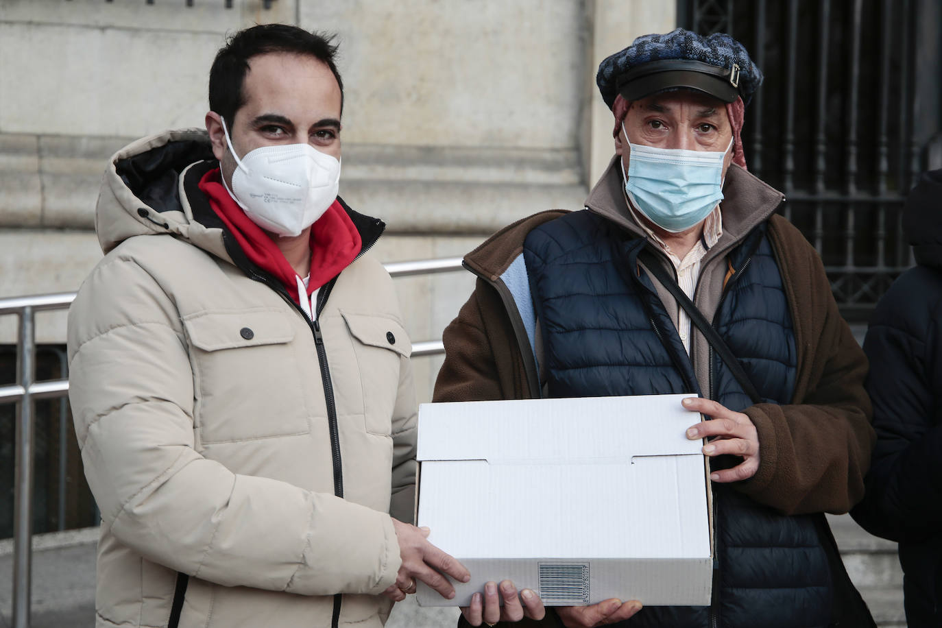 La Plataforma por el Soterramiento de San Andrés ha entregado 7.501 firmas en la subdelegación del Gobierno en León para reclamar que se retome este proyecto.