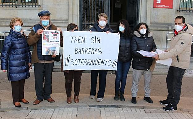 Representantes de la plataforma entregaron en la mañana de este lunes las 7.501 firmas recogidas para el impulso de este proyecto anunciado en 2002.