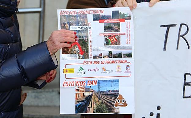 Galería. Los representantes de la plataforma portaron un cartel con los planos de proyecto inicial de 2002.