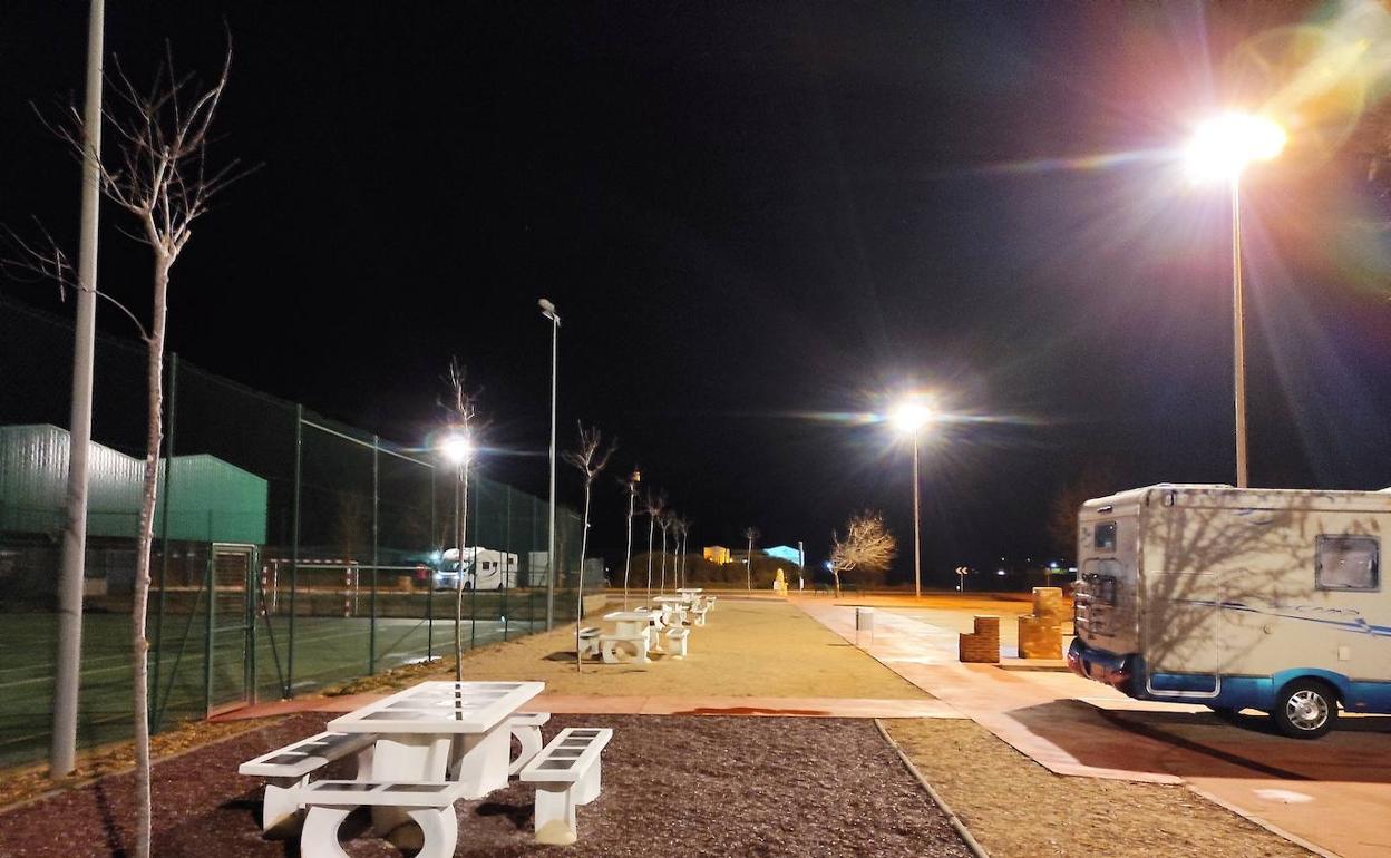 El Ayuntamiento ha iluminado la zona de caravanas así como PequeCoyanza