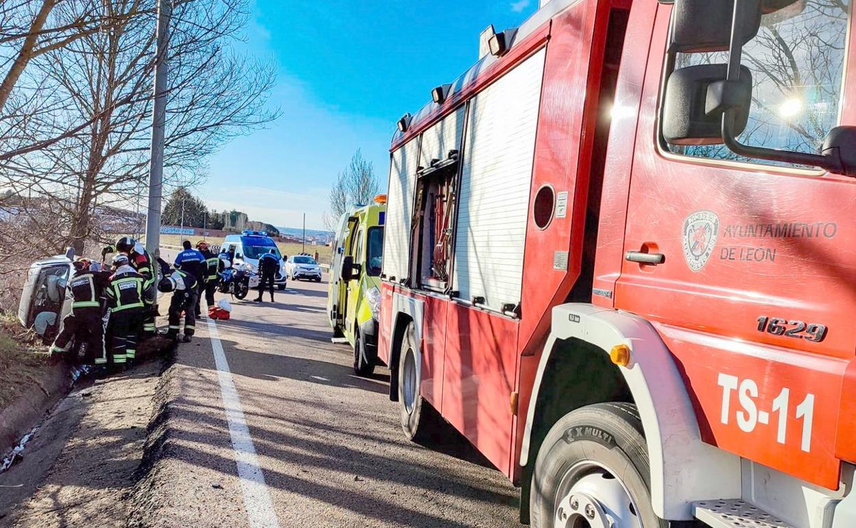 Efectivos de Bomeros en el lugar del accidente en la Carretera de Asturias. 