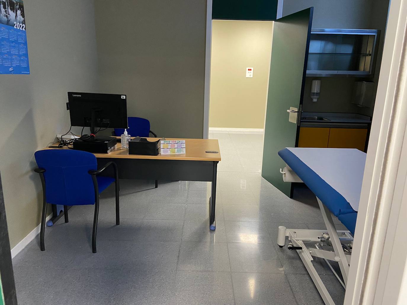 Incluye sala de espera, una consulta de enfermería, tres médicas, una para urgencias psiquiátricas y otra para pacientes con patología ORL y oftalmológica.