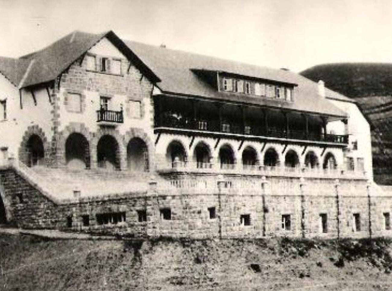 El antiguo Parador Nacional de Turismo de Riaño se inauguró oficialmente el 7 de julio de 1951 | Su lujo, desmesurado para la época, le convirtió en un poco de atracción social y económico y su influencia convirtió a su área de influencia en la 'pequeña Suiza' | Recuperarlo sigue siendo una deuda pendiente con la montaña de León. 