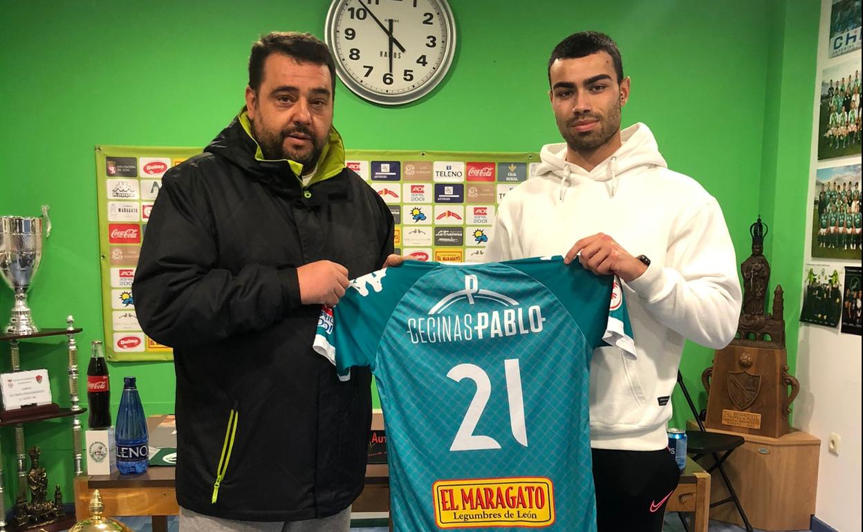 Yago Trigueros ya posa con la camiseta del Atlético Astorga y el dorsal que portará, el 21.