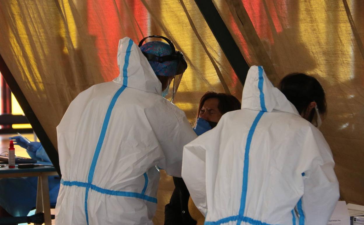 Enfermeras con trajes de protección individual durante uno de los cribados masivos en León capital el pasado año. 