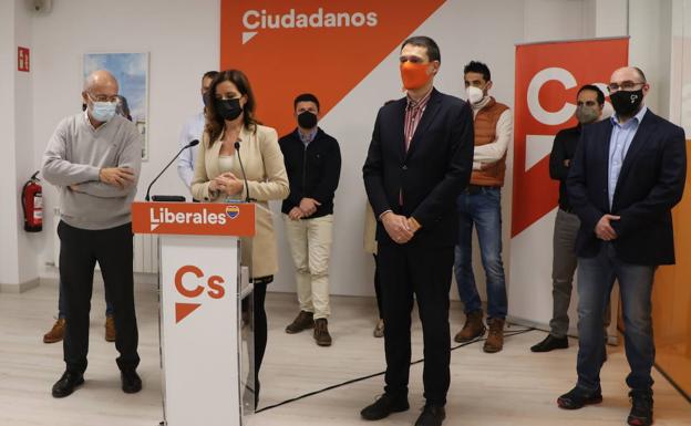 Ana Carlota Amigo, cabeza de lista de Ciudadanos por León, y Francisco Igea, candidato a la presidencia de la Junta, junto a algunos de los miembros del equipo de los liberales en la provincia.