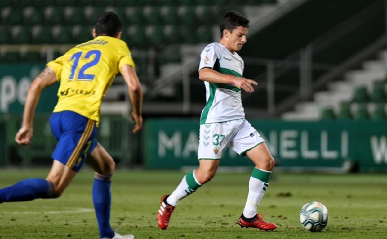 Jony Álamo, en un partido con el Elche.