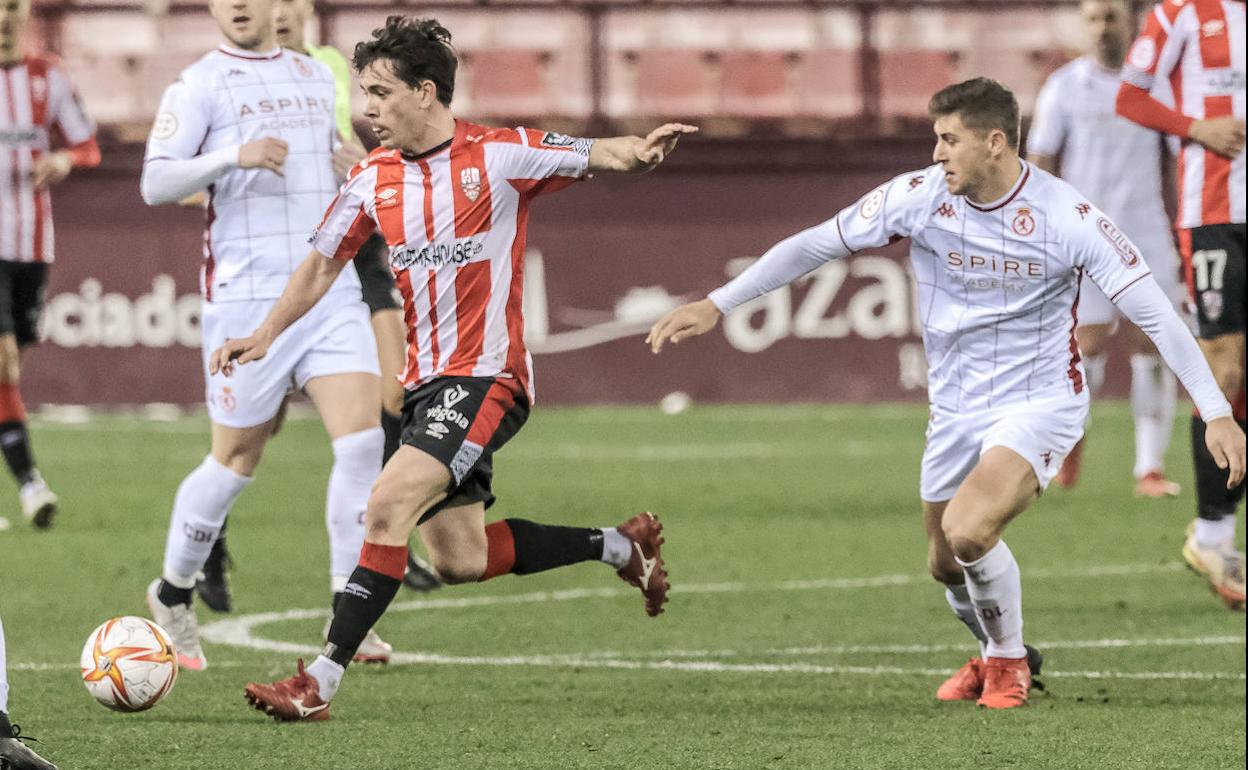 Jorge Moreno, atento a Guarrotxena en una acción del pasado sábado ante la UD Logroñés.