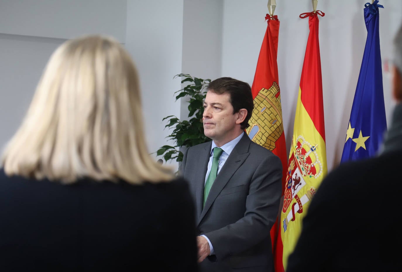 El presidente de la Junta de Castilla y León, Alfonso Fernández Mañueco, junto a la consejera de Familia, Isabel Blanco, se reúne con la plataforma del Tercer Sector de Castilla y León.