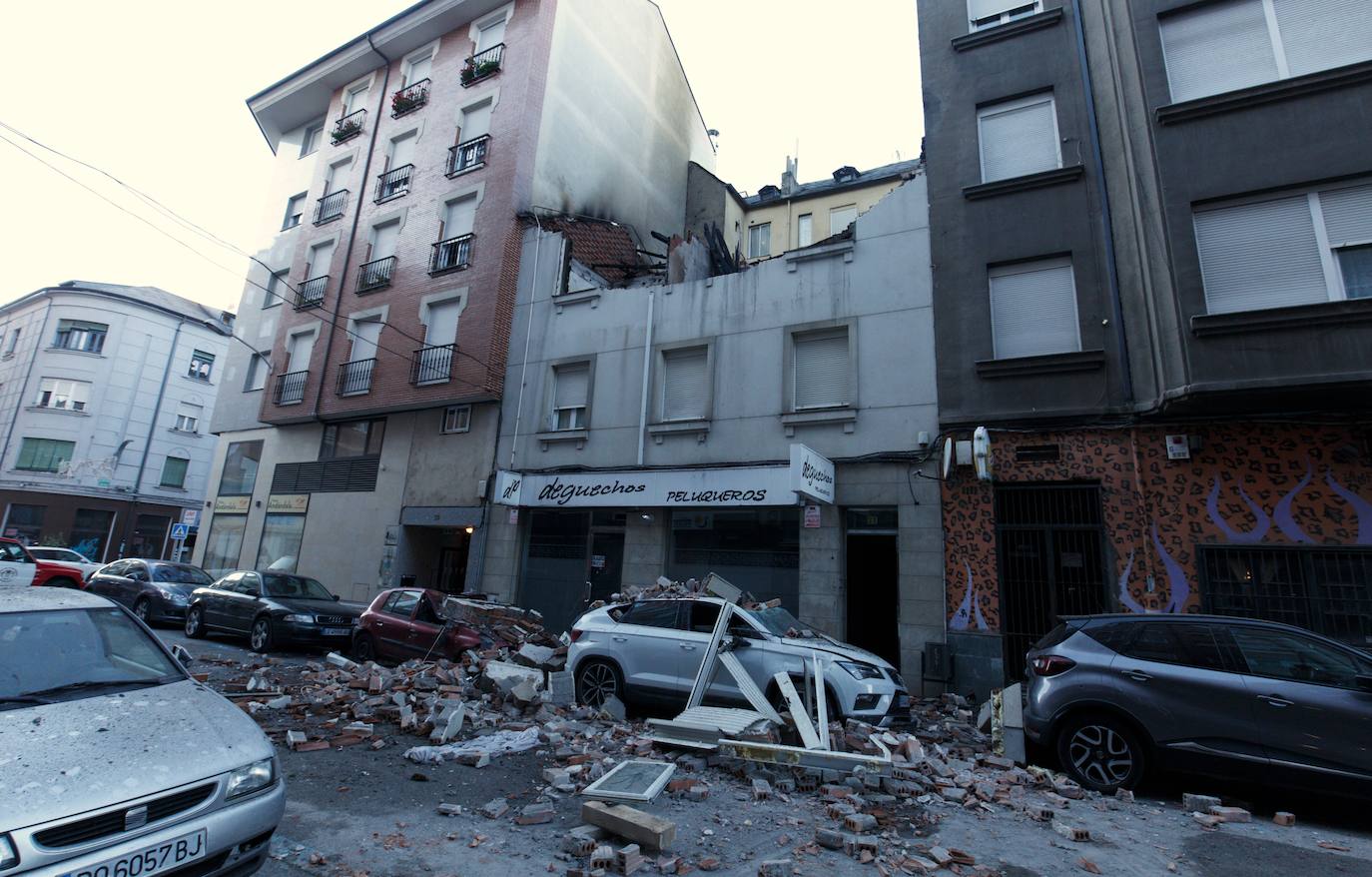 La voladura intencionada de una vivienda que iba a ser desahuciada destroza un inmueble en Ponferrada. Los hechos han ocurrido esta madurgada en la capital berciana y obligó a desalojar por unas horas a los vecinos de las casas colindantes. La explosión de una bombona de gas, a manos del único inquilino y residente en el inmueble, ha causado daños en al menos dos plantas del edificio y cuatro vehículos. 