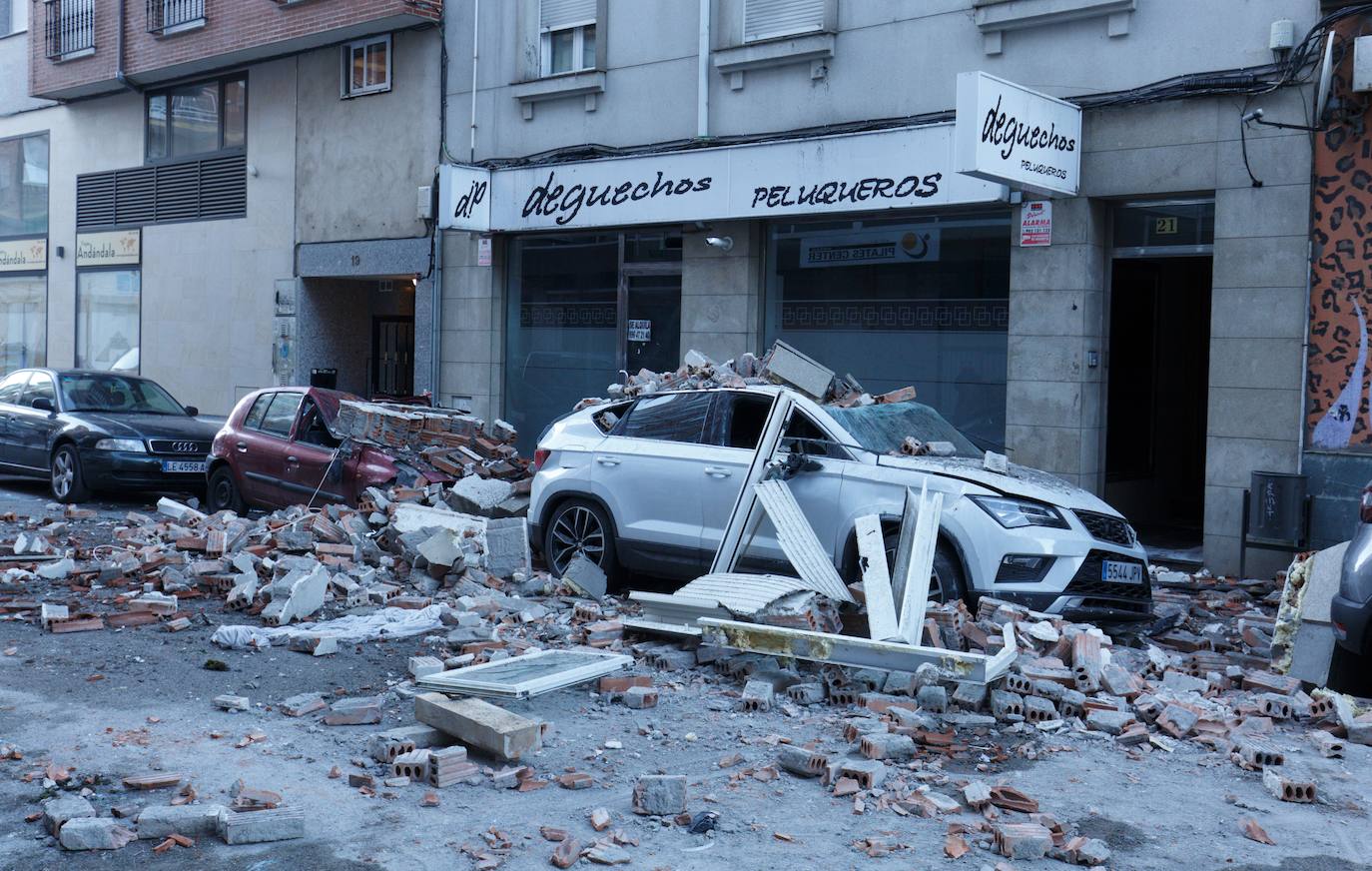 La voladura intencionada de una vivienda que iba a ser desahuciada destroza un inmueble en Ponferrada. Los hechos han ocurrido esta madurgada en la capital berciana y obligó a desalojar por unas horas a los vecinos de las casas colindantes. La explosión de una bombona de gas, a manos del único inquilino y residente en el inmueble, ha causado daños en al menos dos plantas del edificio y cuatro vehículos. 